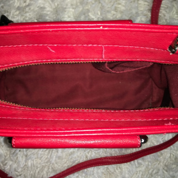 👜✨ RED GUESS PURSE - Picture 3 of 3